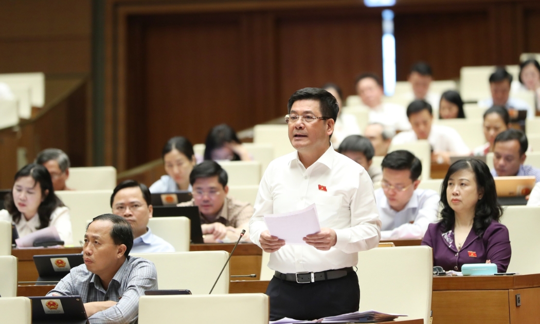 Bộ trưởng Bộ Công Thương Nguyễn Hồng Diên phát biểu giải trình về một số vấn đề liên quan đến thực hành tiết kiệm chống lãng phí trong đầu tư nguồn điện tái tạo.