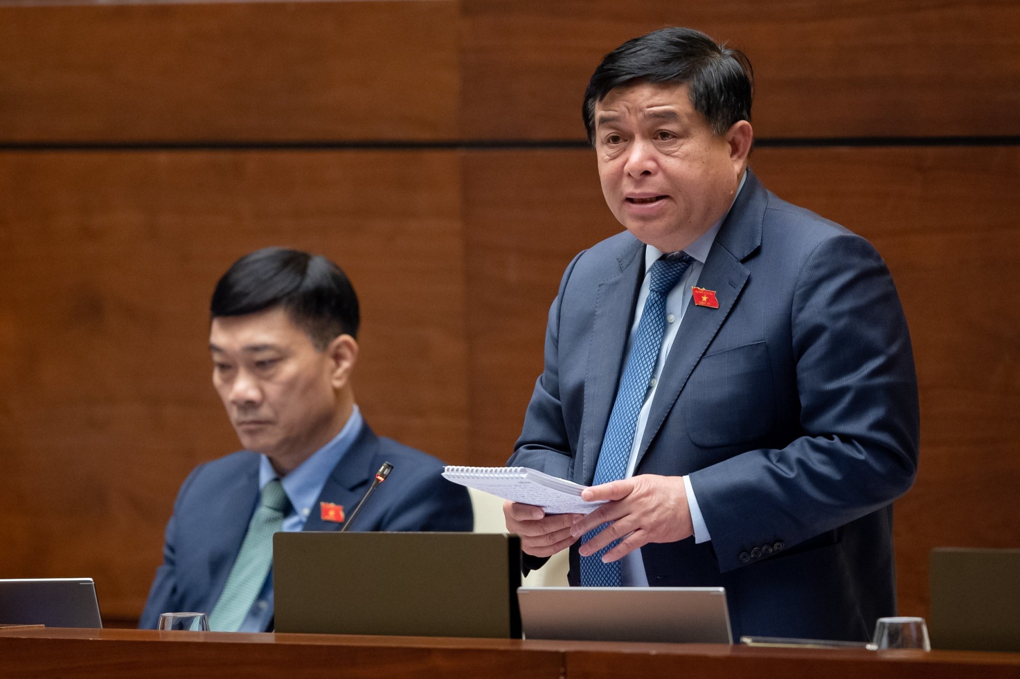 Bộ trưởng Bộ Kế hoạch và Đầu tư Nguyễn Chí Dũng giải trình, làm rõ băn khoăn về việc chậm giải ngân vốn đầu tư công - Ảnh: Quochoi.vn.
