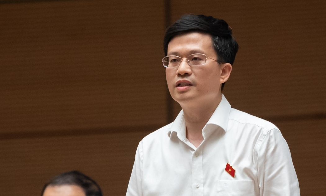Đại biểu Đỗ Chí Nghĩa - Đoàn Đại biểu Quốc hội tỉnh Phú Yên tranh luận về vấn đề học phí đại học. Ảnh: Quốc hội