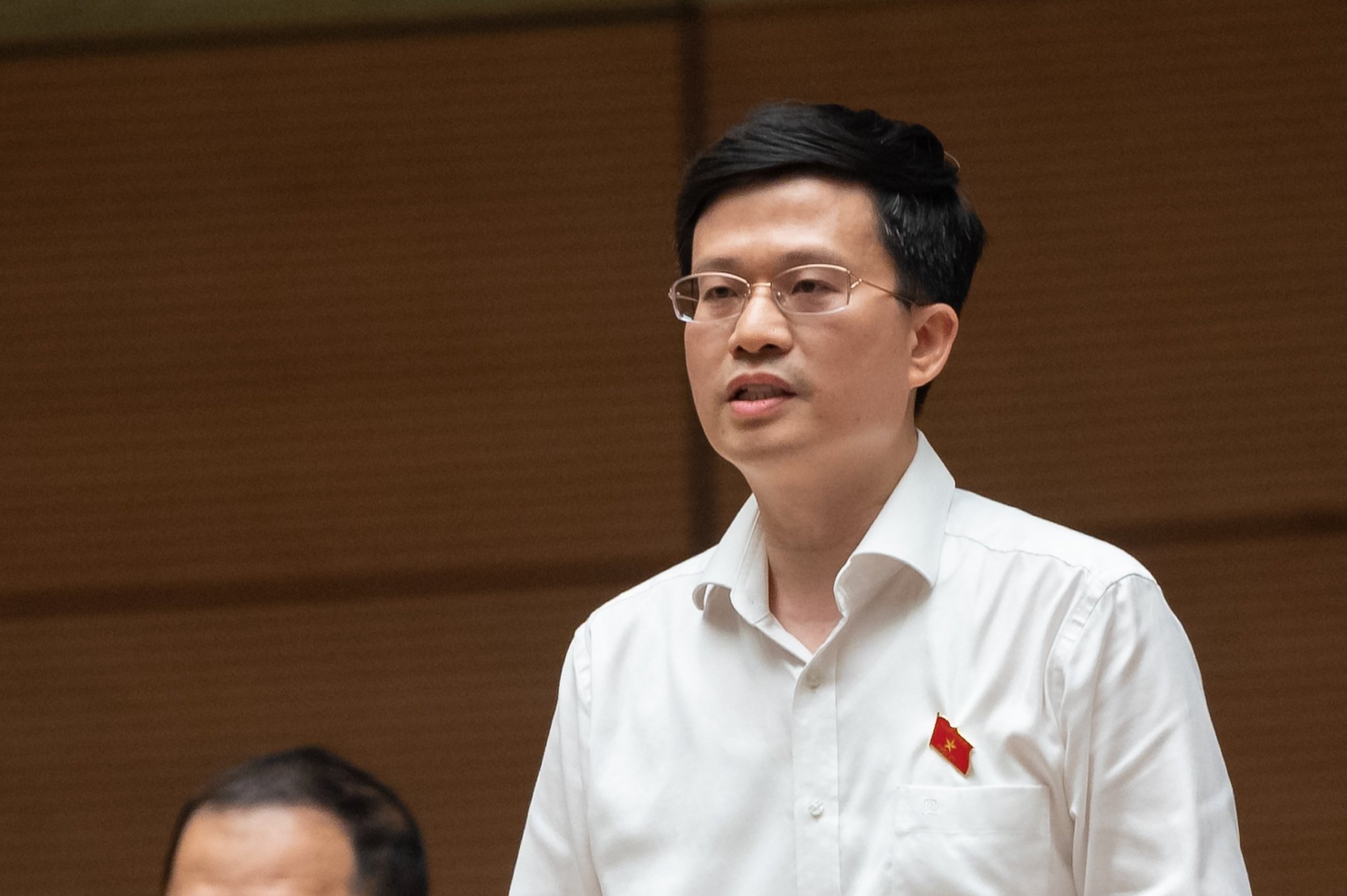 Đại biểu Đỗ Chí Nghĩa - Đoàn Đại biểu Quốc hội tỉnh Phú Yên tranh luận về vấn đề học phí đại học. Ảnh: Quốc hội