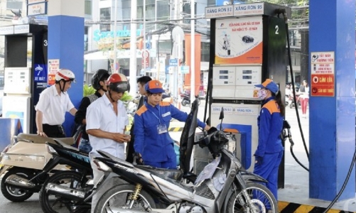 Giá xăng dầu tăng giảm trái chiều