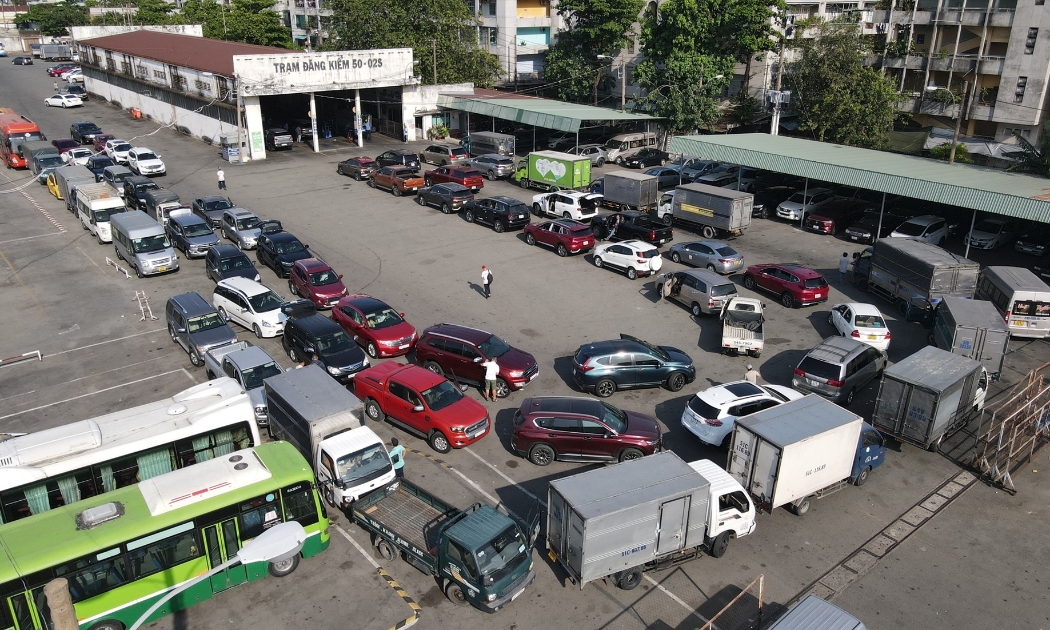 Tình trạng đăng kiểm khó khăn khiến doanh nghiệp thiệt hại do phương tiện phải xếp hàng nằm chờ nhiều ngày 