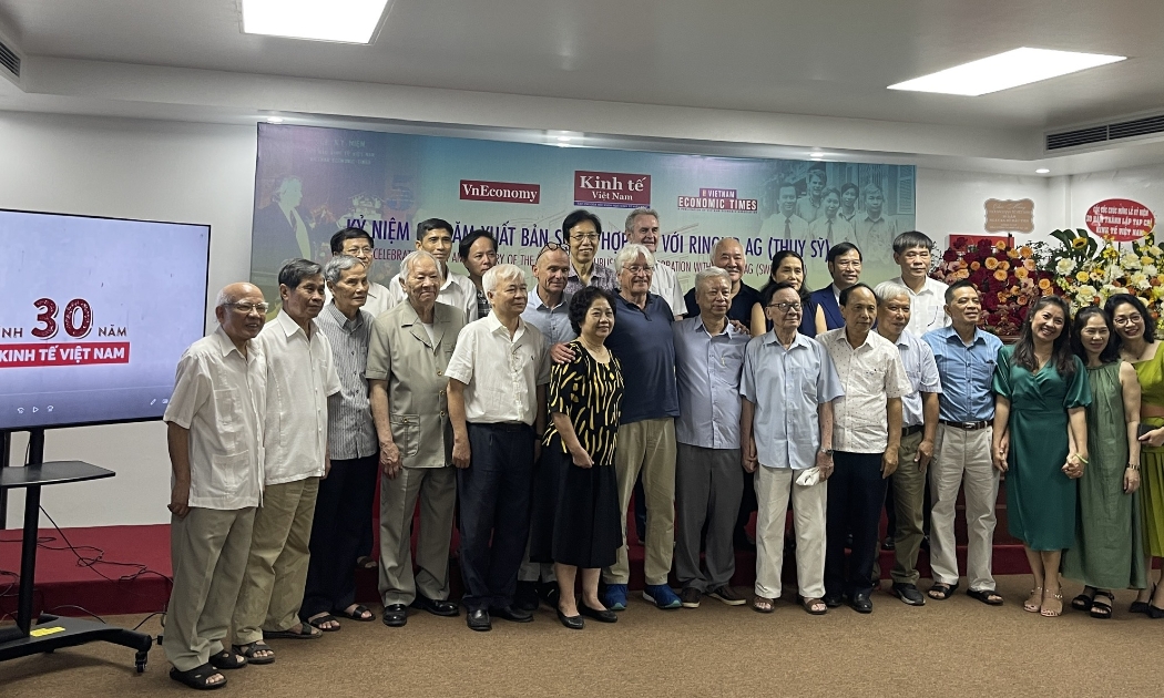 Cuộc hội ngộ của những người đã đặt những viên gạch đầu tiên cho Thời báo Kinh tế Việt Nam, nay là Tạp chí Kinh tế Việt Nam sau 30 năm.
