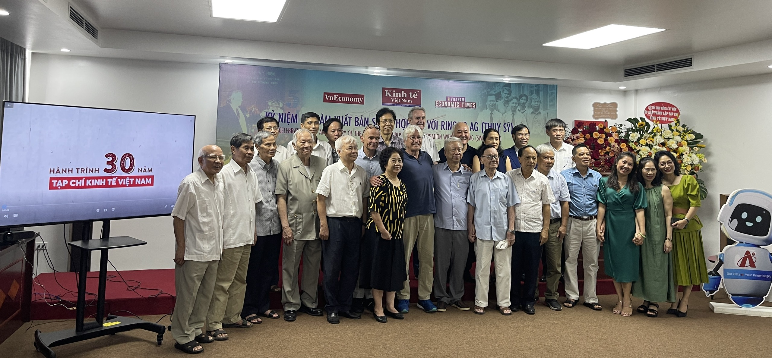Cuộc hội ngộ của những người đã đặt những viên gạch đầu tiên cho Thời báo Kinh tế Việt Nam, nay là Tạp chí Kinh tế Việt Nam sau 30 năm.