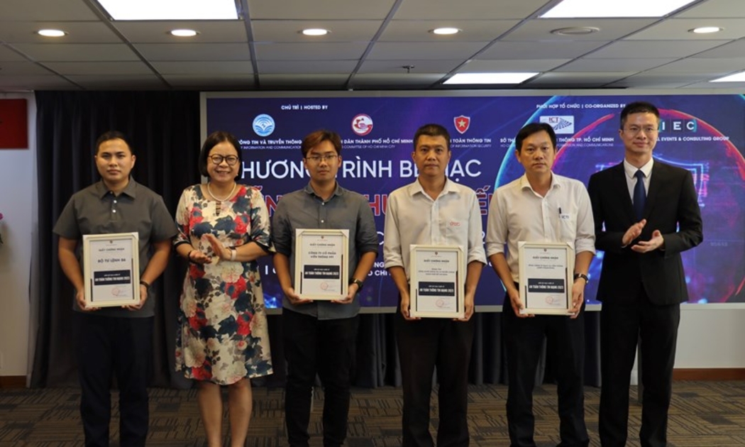 Ban Tổ chức trao thưởng 3 đội có thành tích cao nhất tại bế mạc Chương trình Diễn tập thực chiến đảm bảo an toàn thông tin mạng 2023.