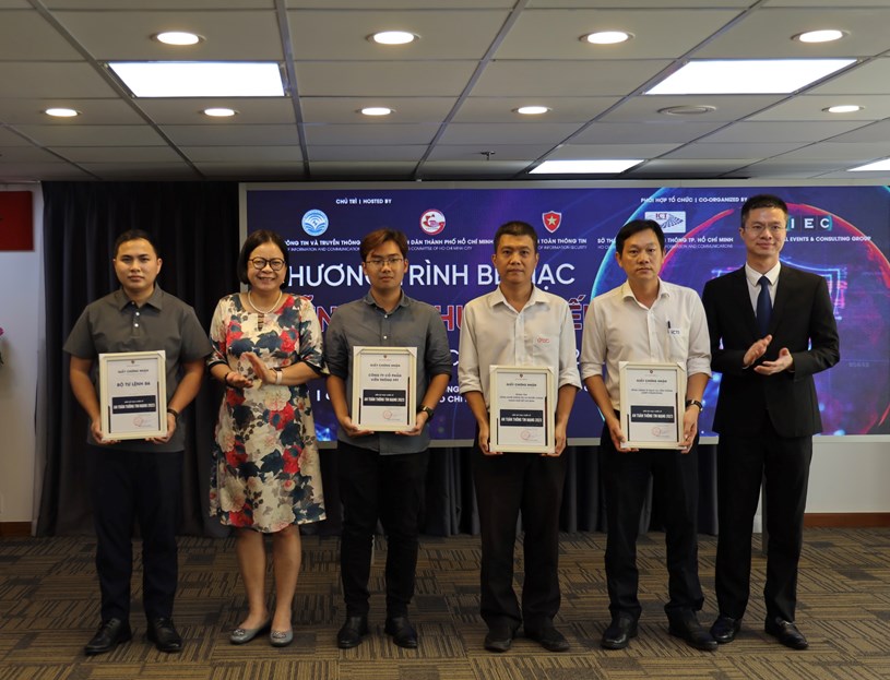 Ban Tổ chức trao thưởng 3 đội có thành tích cao nhất tại bế mạc Chương trình Diễn tập thực chiến đảm bảo an toàn thông tin mạng 2023.