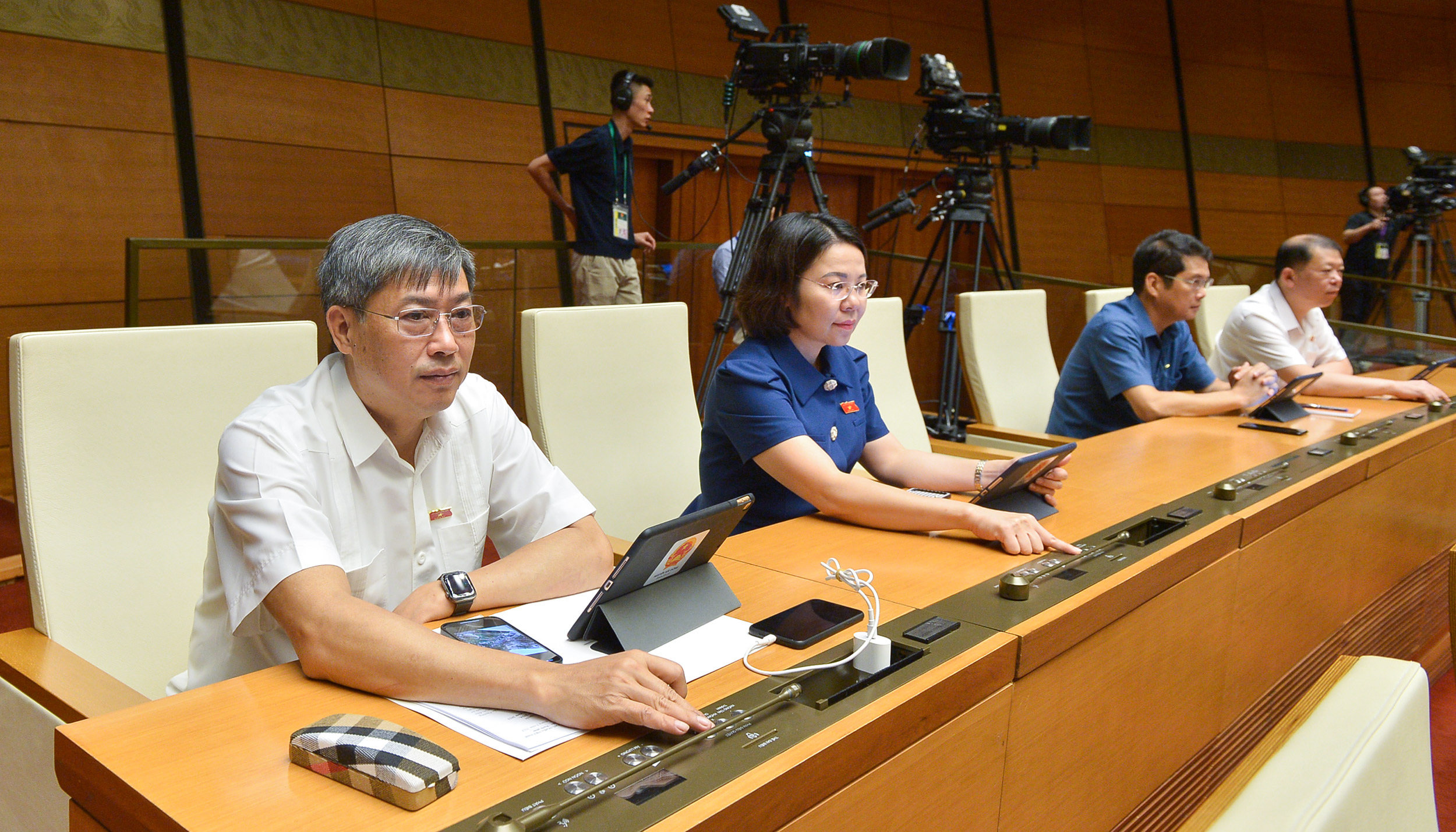 C&aacute;c đại biểu bấm n&uacute;t th&ocirc;ng qua Nghị quyết về Chương tr&igrave;nh x&acirc;y dựng luật, ph&aacute;p lệnh năm 2024, điều chỉnh Chương tr&igrave;nh x&acirc;y dựng luật, ph&aacute;p lệnh năm 2023.