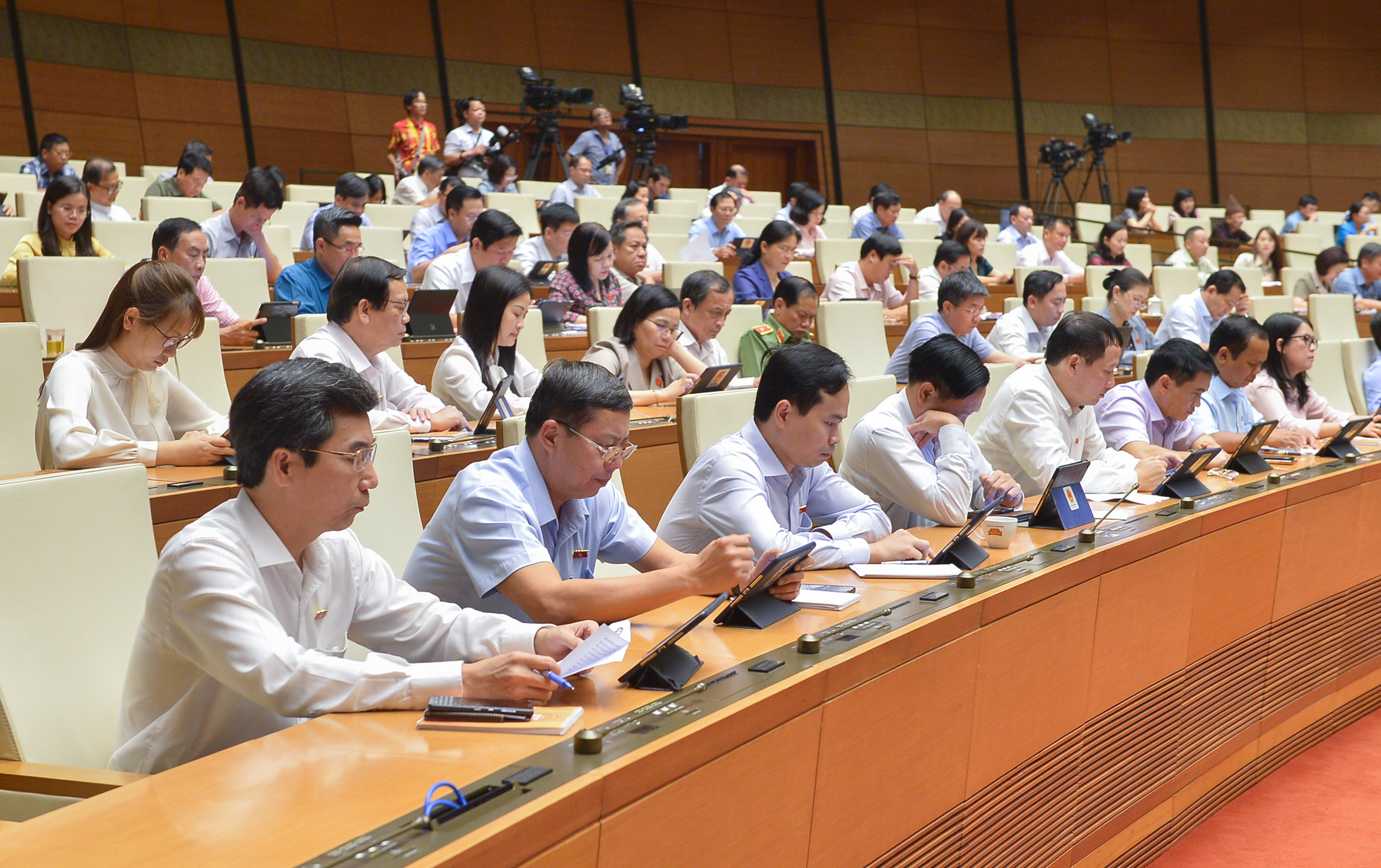 C&aacute;c đại biểu tham dự phi&ecirc;n thảo luận. Ảnh - Quochoi.vn.