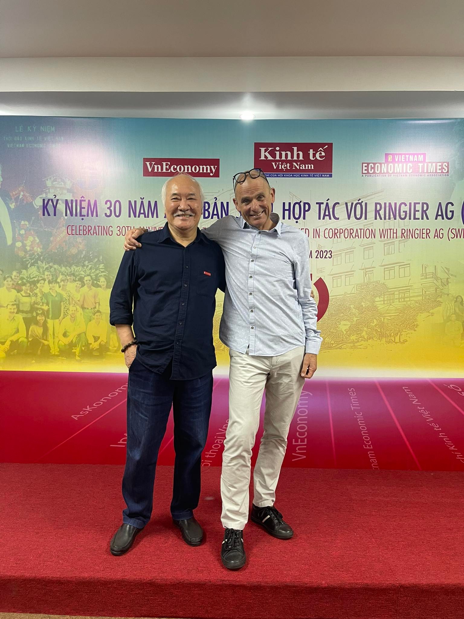 Nh&agrave; b&aacute;o Vũ H&ugrave;ng (&aacute;o đen) v&agrave; nh&agrave; b&aacute;o&nbsp;Alain Jeannet, nguy&ecirc;n Trưởng đại diện Ringer AG tại Việt Nam.