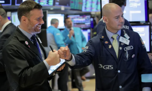 Dow Jones tăng hơn 700 điểm, giá dầu 