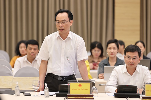  Thứ trưởng Bộ Giáo dục và Đào tạo Hoàng Minh Sơn thông tin về việc thiếu sách giáo khoa. Ảnh - VGP.