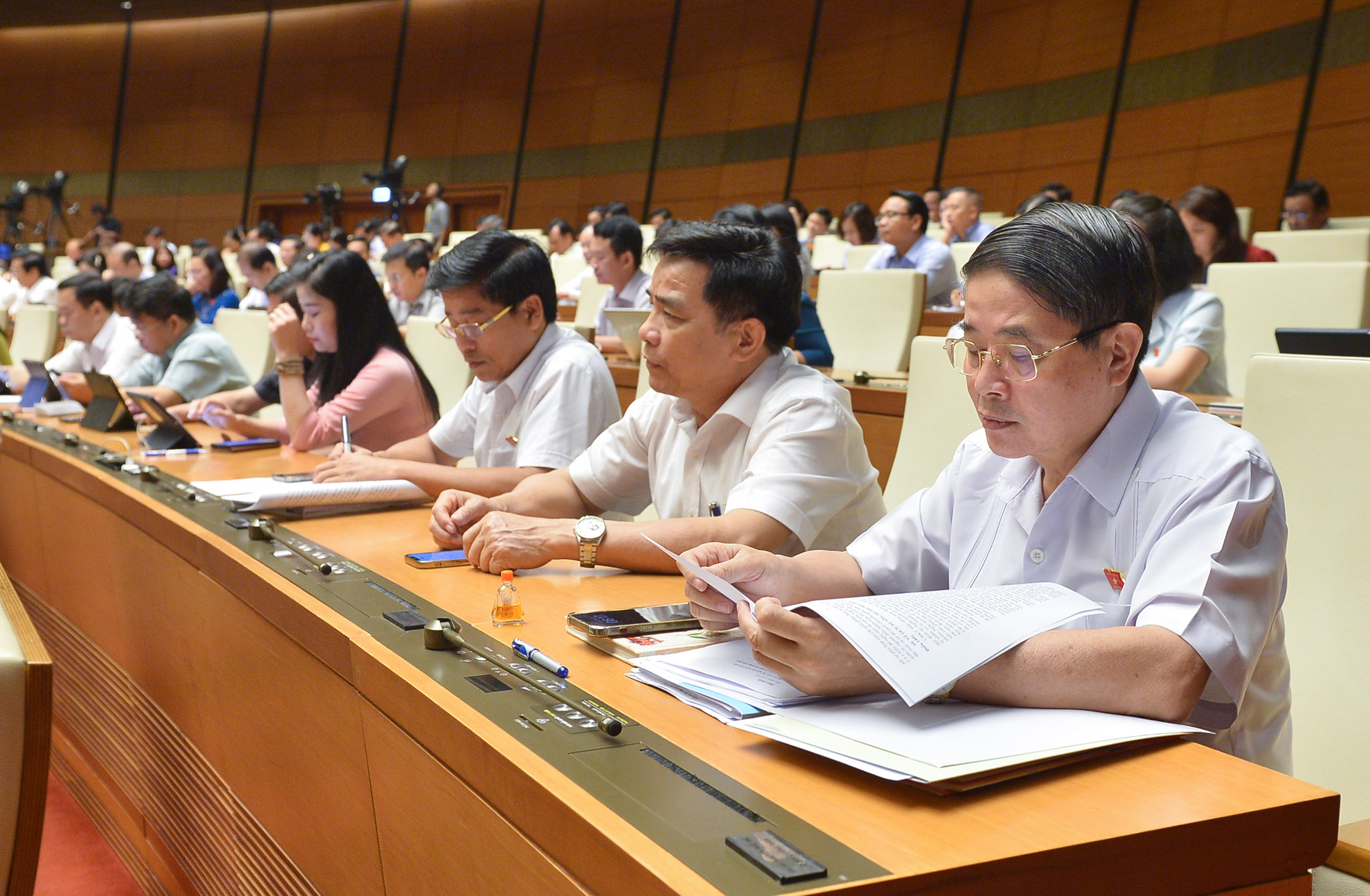 C&aacute;c đại biểu Quốc hội tại phi&ecirc;n họp s&aacute;ng ng&agrave;y 5/6 tại hội trường.