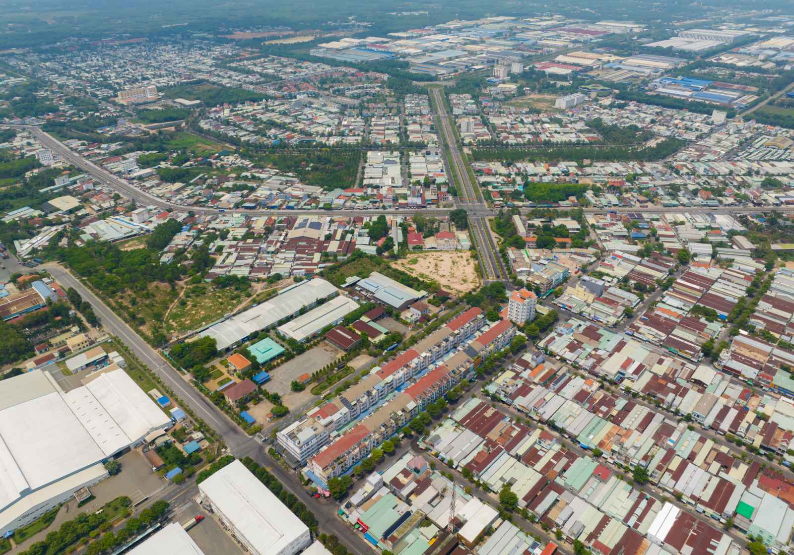 Nh&agrave; m&aacute;y v&agrave; khu d&acirc;n cư ph&aacute;t triển sầm uất tại khu vực Ph&uacute; Gi&aacute;o, Bến C&aacute;t.