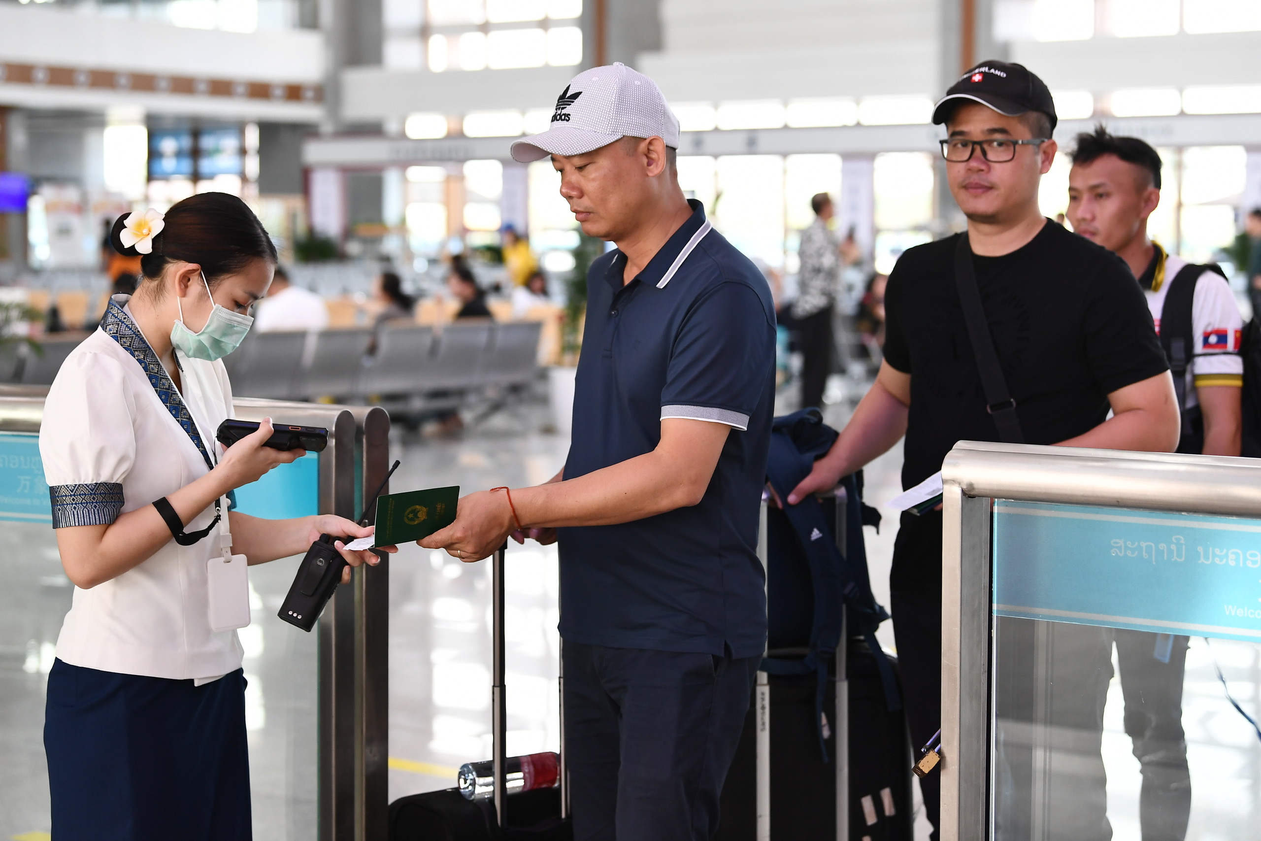 H&agrave;nh kh&aacute;ch nước ngo&agrave;i đưa v&eacute; k&egrave;m hộ chiếu để nh&acirc;n vi&ecirc;n đường sắt qu&eacute;t m&atilde;.