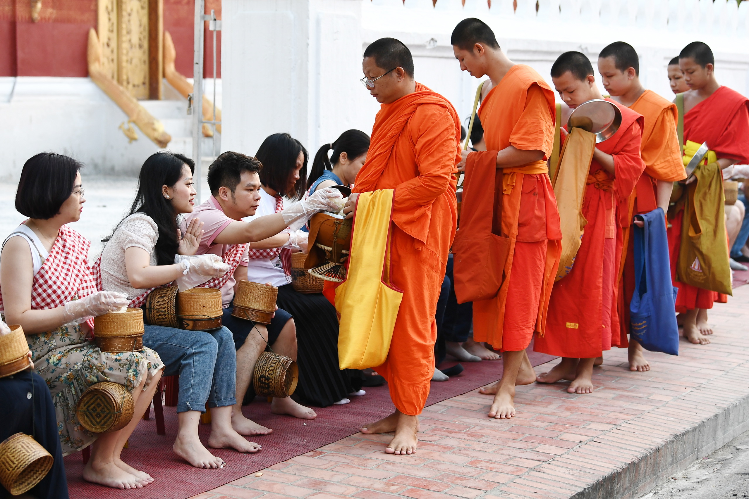 Nghi lễ khất thực là một truyền thống cổ xưa vẫn được lưu giữ đến ngày nay của Lào.