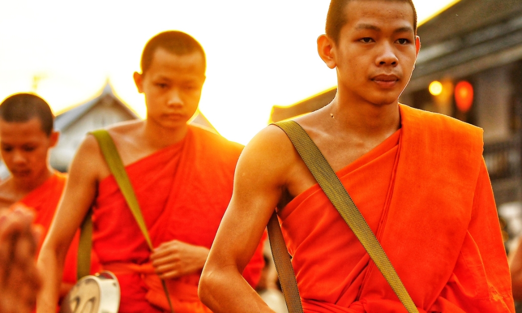 Những nhà sư khoác trên mình chiếc áo cà sa màu vàng nghệ tham gia lễ khất thực từ sớm tinh mơ gần chùa Wat Sensoukharam, một ngôi chùa Phật giáo nằm ngay trung tâm phố cổ Luang Prabang. Ảnh: Hoàng Hà.