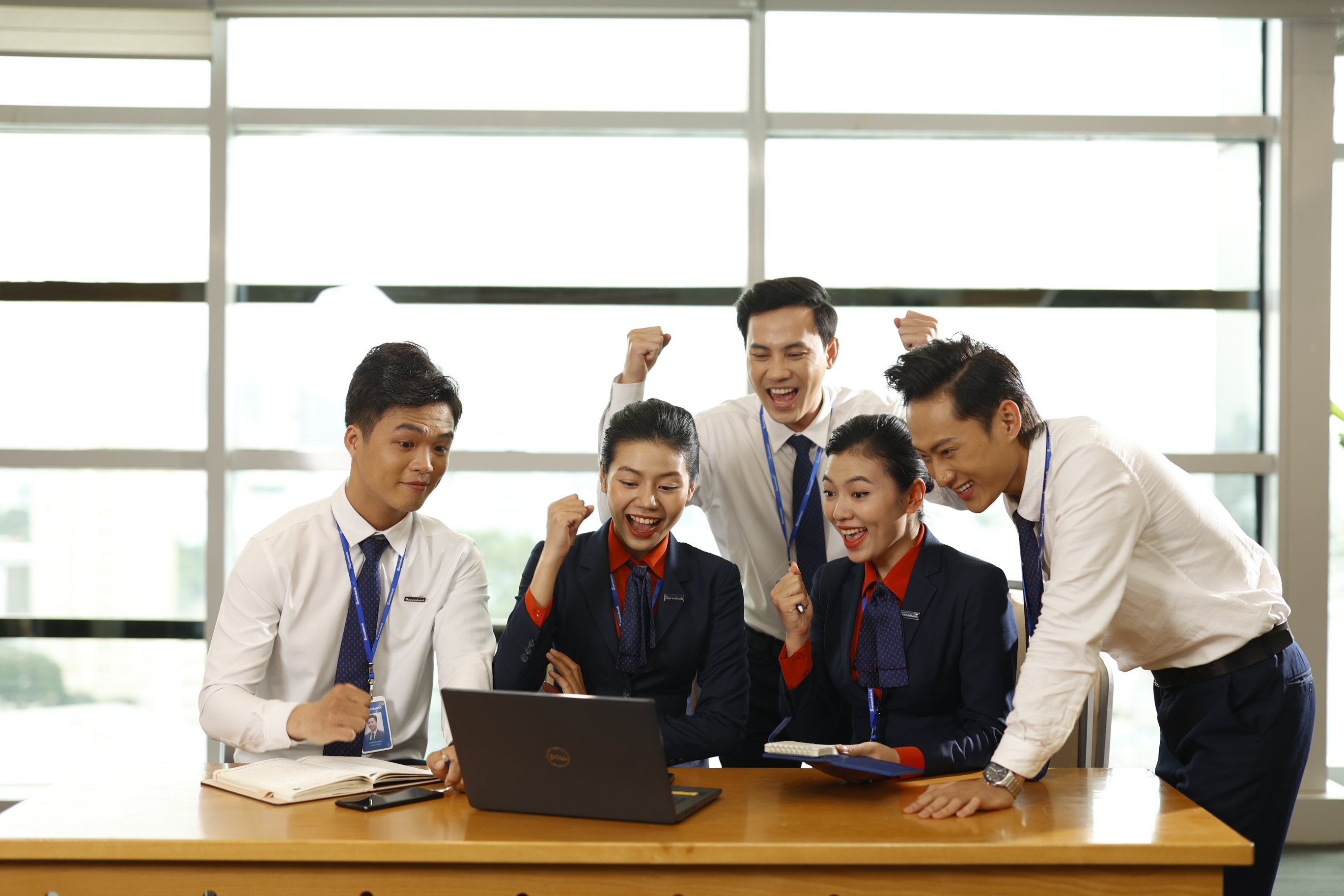 Sacombank là một trong những ngân hàng quy tụ đội ngũ nhân sự có tính gắn bó cao nhất khi thâm niên làm việc bình quân của hơn 18.400 nhân sự là hơn 8 năm.