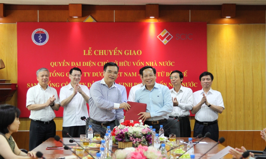 Ông Lê Đức Luận, Thứ trưởng Bộ Y tế và ông Nguyễn Chí Thành, Chủ tịch HĐTV SCIC ký biên bản Chuyển giao và chụp ảnh lưu niệm.