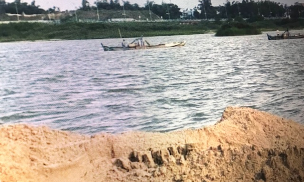 Khai thác cát trên sông Trà Khúc, tỉnh Quảng Ngãi