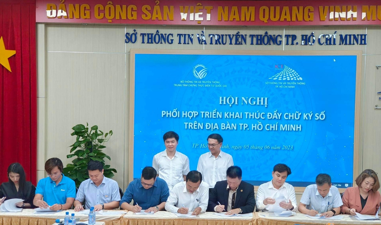 Lễ ký kết phối hợp triển khai thúc đẩy phổ cập chữ ký số trên địa bàn TP.HCM chiều ngày 5/6/2023. 