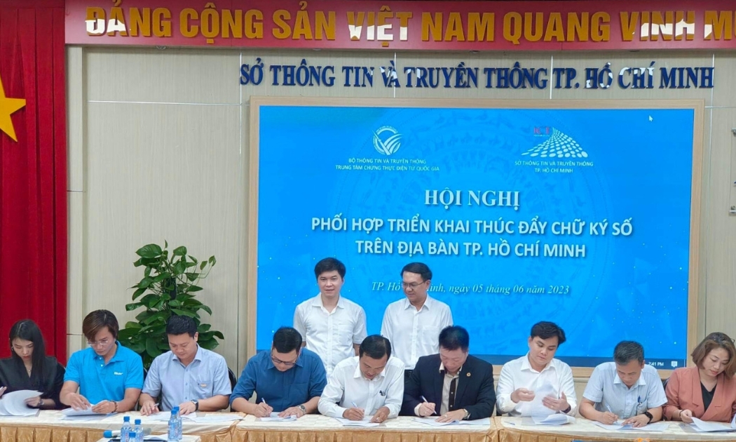 Lễ ký kết phối hợp triển khai thúc đẩy phổ cập chữ ký số trên địa bàn TP.HCM chiều ngày 5/6/2023. 
