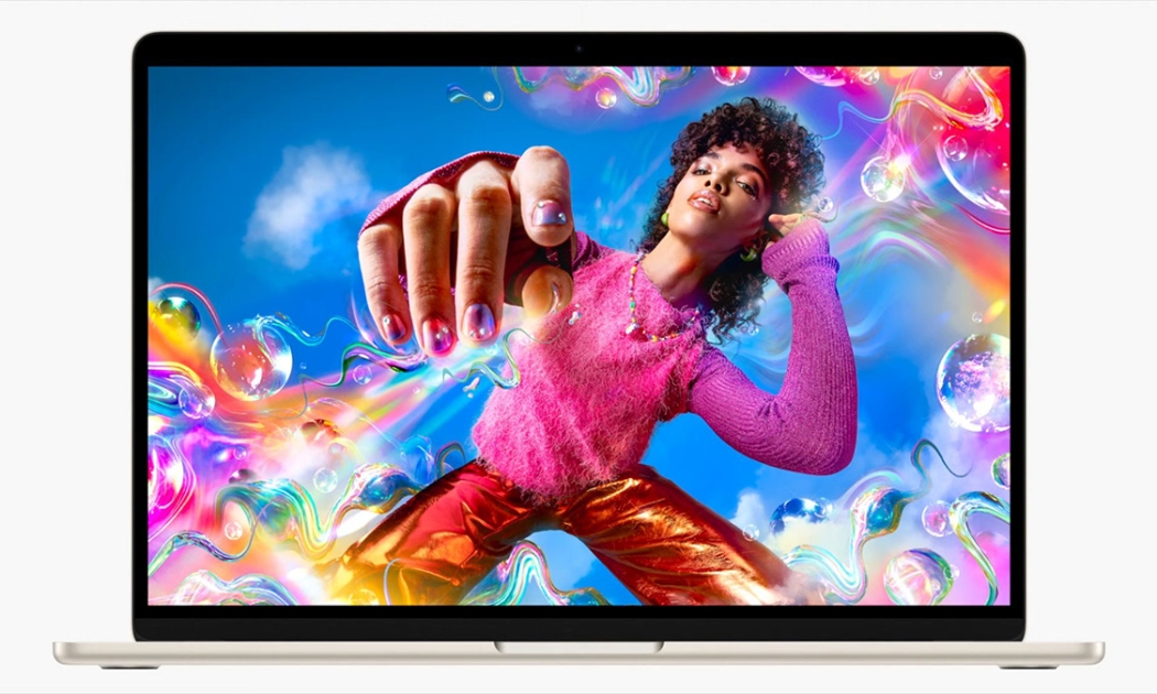 MacBook Air 15 inch đầu tiên trong lịch sử có một màn hình kích thước lớn, sau MacBook Air 11 inch và MacBook Air 13 inch.
