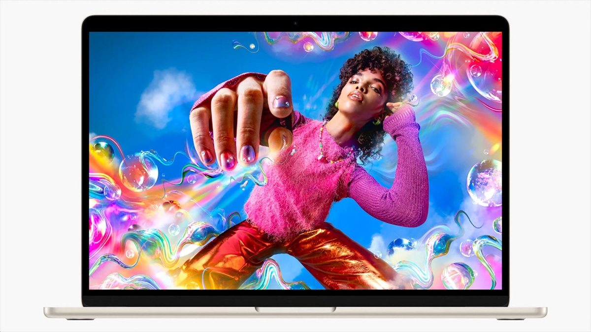 MacBook Air 15 inch đầu tiên trong lịch sử có một màn hình kích thước lớn, sau MacBook Air 11 inch và MacBook Air 13 inch.