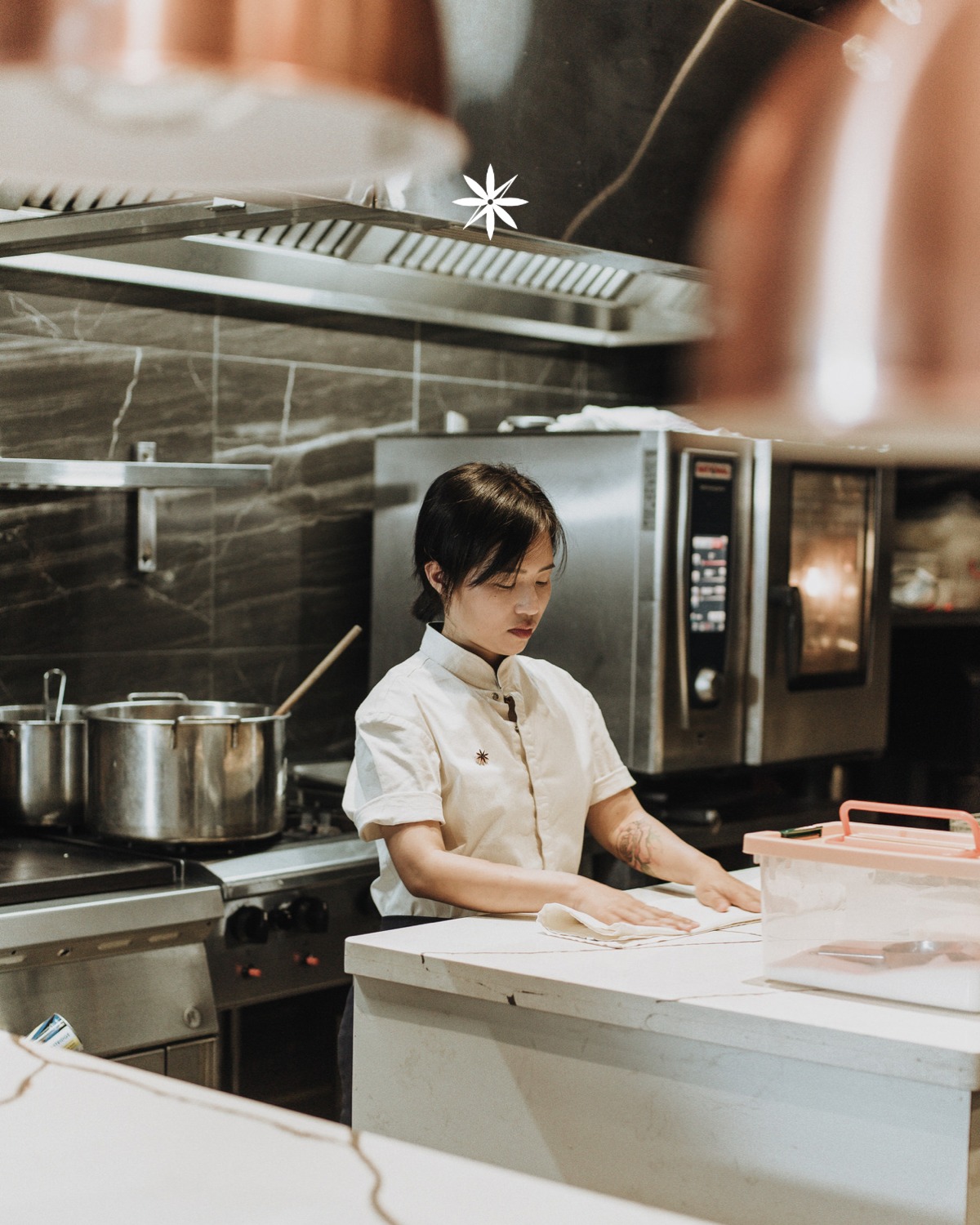 Bếp trưởng Sam Trần của nhà hàng Gia đồng thời nhận giải Michelin Young Chef - Giải đầu bếp trẻ tài năng .