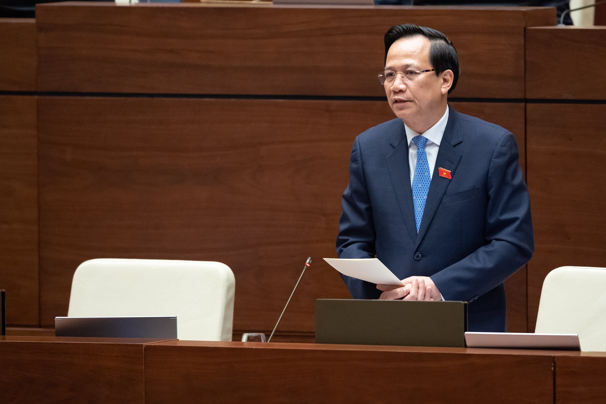 Bộ trưởng Bộ Lao động – Thương binh và Xã hội Đào Ngọc Dung trả lời chất vấn của các đại biểu. Ảnh - Quochoi.vn.