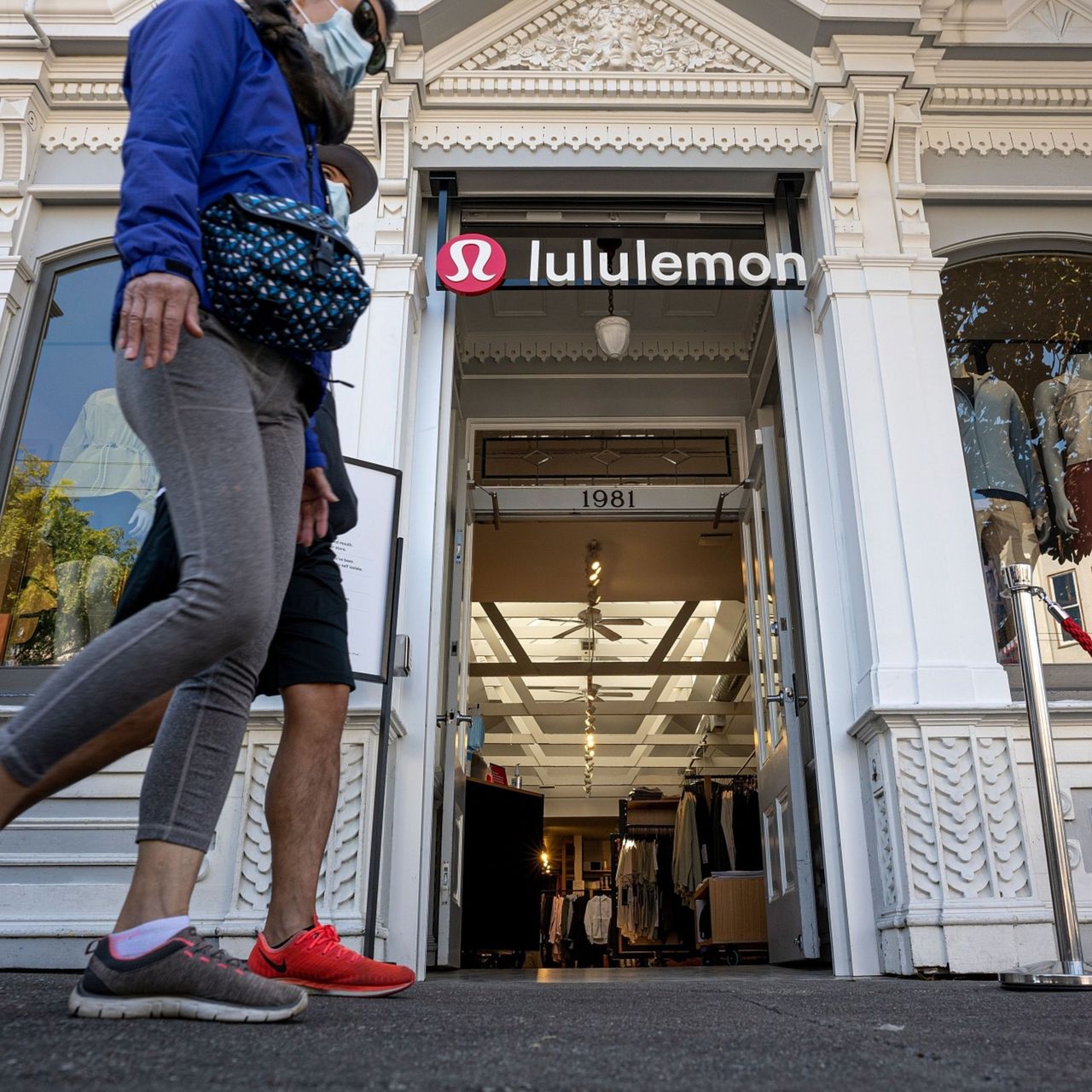 Đại dịch đ&atilde; khiến cho&nbsp;trang phục thoải m&aacute;i, quần &aacute;o mặc nh&agrave; v&agrave; gi&agrave;y d&eacute;p trở th&agrave;nh nhu cầu thiết yếu.