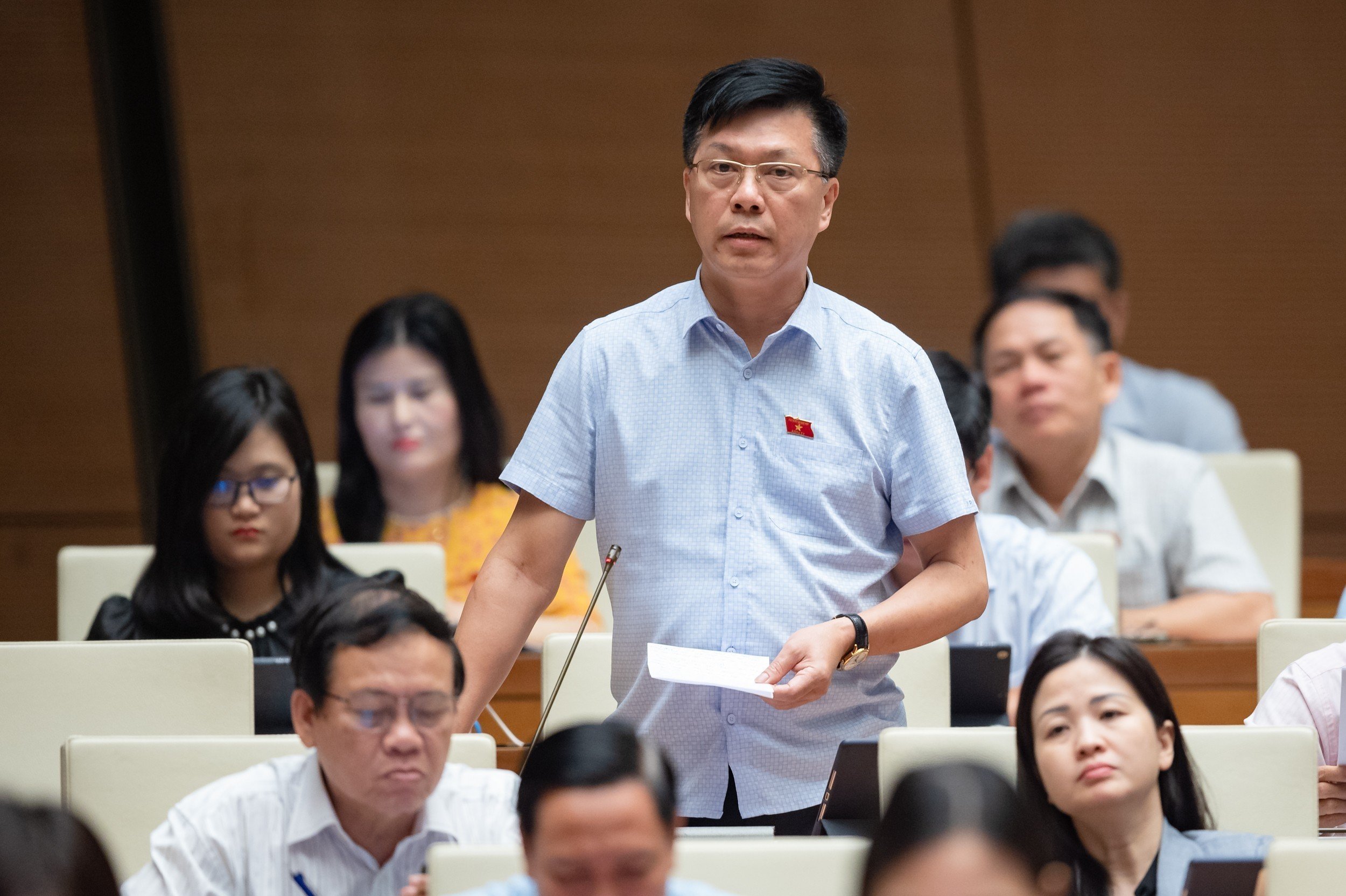 Đại biểu Lý Văn Huấn (đoàn Thái Nguyên) chất vấn Bộ trưởng Đào Ngọc Dung.