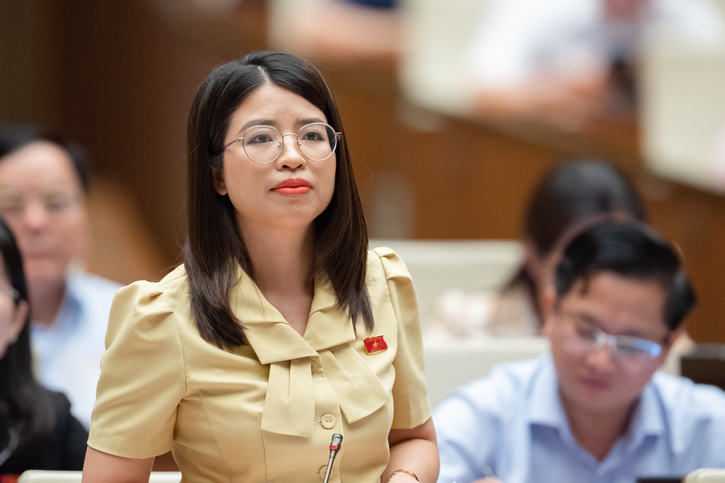 Đại biểu Nguyễn Thị H&agrave;, Đo&agrave;n Đại biểu Quốc hội tỉnh Bắc Ninh chất vấn về vấn đề chất lượng nguồn nh&acirc;n lực. Ảnh - Quochoi.vn.