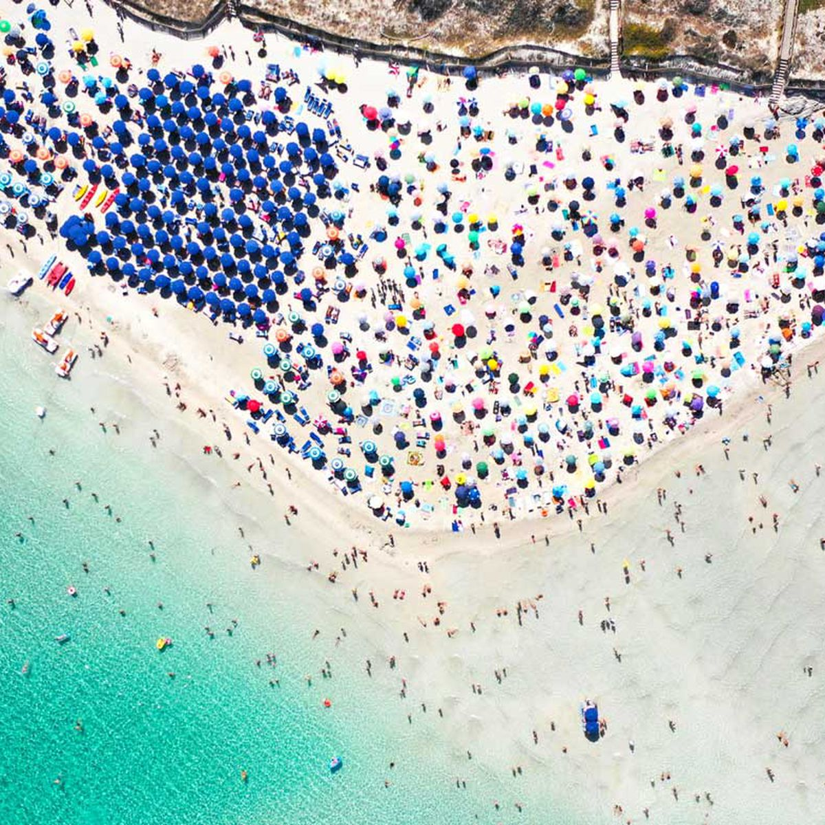 Trước đ&acirc;y, v&agrave;o những ng&agrave;y nắng n&oacute;ng từng c&oacute; tới 38.000 người tới b&atilde;i biển&nbsp;La Pelosa (Italy) bơi lội.