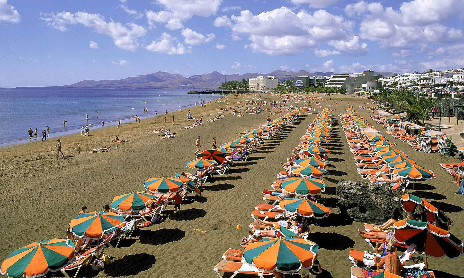 Lanzarote (T&acirc;y Ban Nha) tuy&ecirc;n bố m&igrave;nh l&agrave; khu vực b&atilde;o h&ograve;a du lịch.