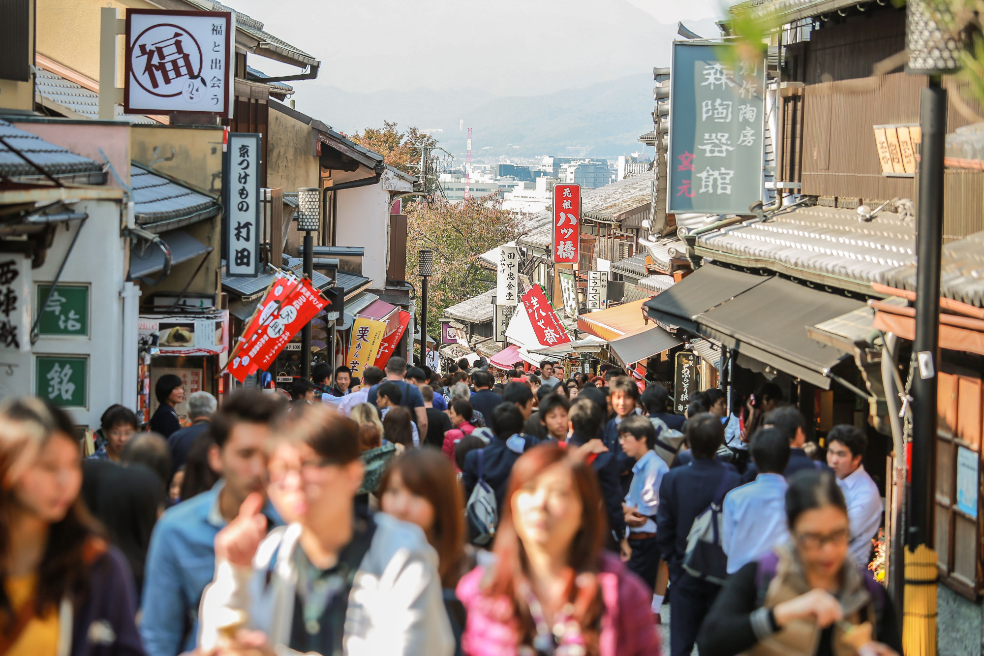 Nhật Bản thừa nhận rằng hàng triệu du khách có thể là con dao hai lưỡi. Ảnh: Japan Times