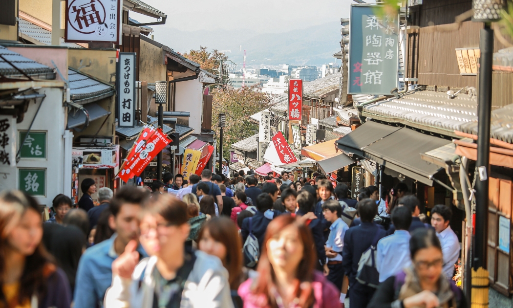 Nhật Bản thừa nhận rằng hàng triệu du khách có thể là con dao hai lưỡi. Ảnh: Japan Times