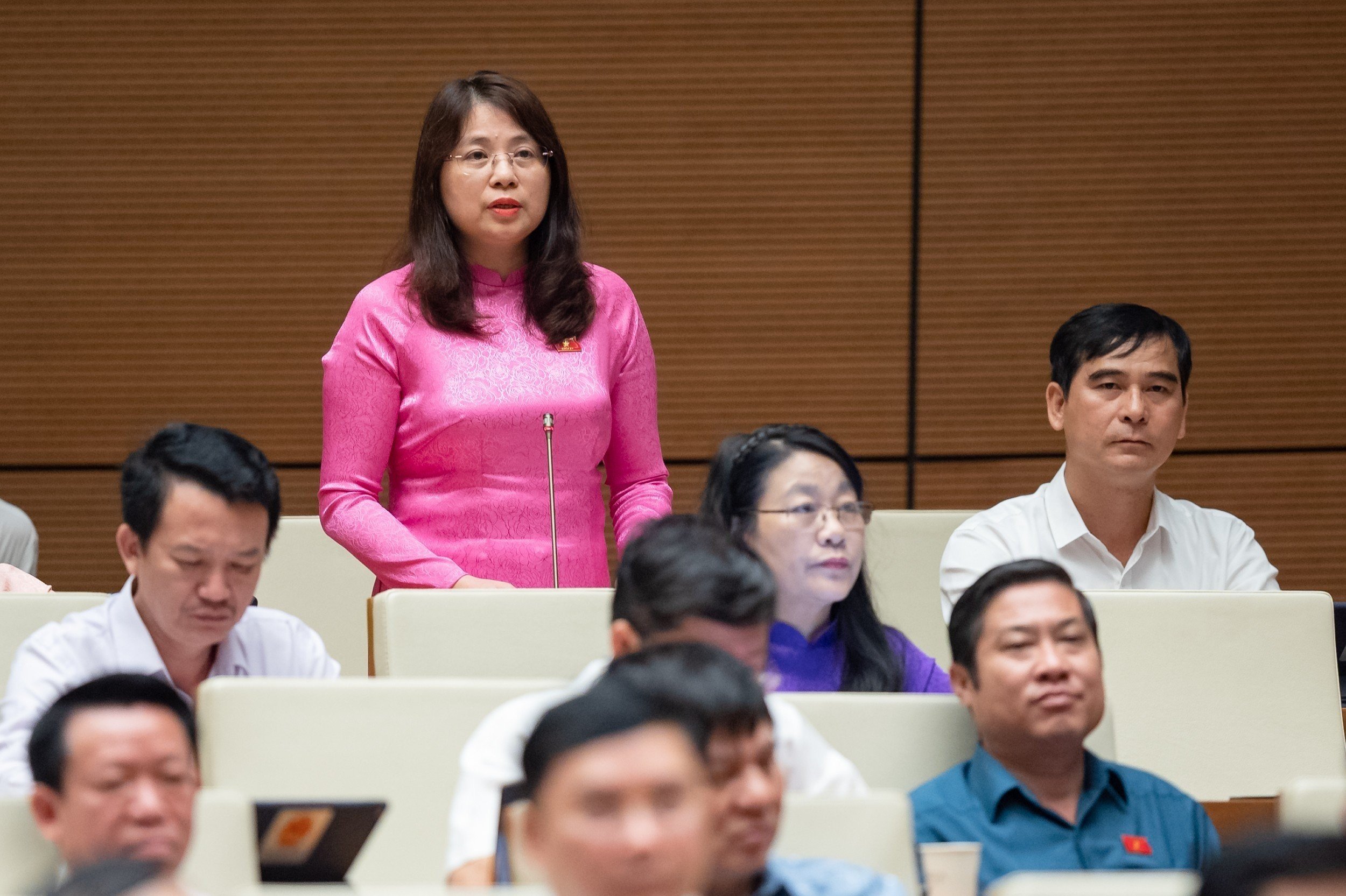 Đại biểu Trần Hồng Nguy&ecirc;n, Đo&agrave;n Đại biểu Quốc hội tỉnh B&igrave;nh Thuận chất vấn. Ảnh - Quochoi.vn.