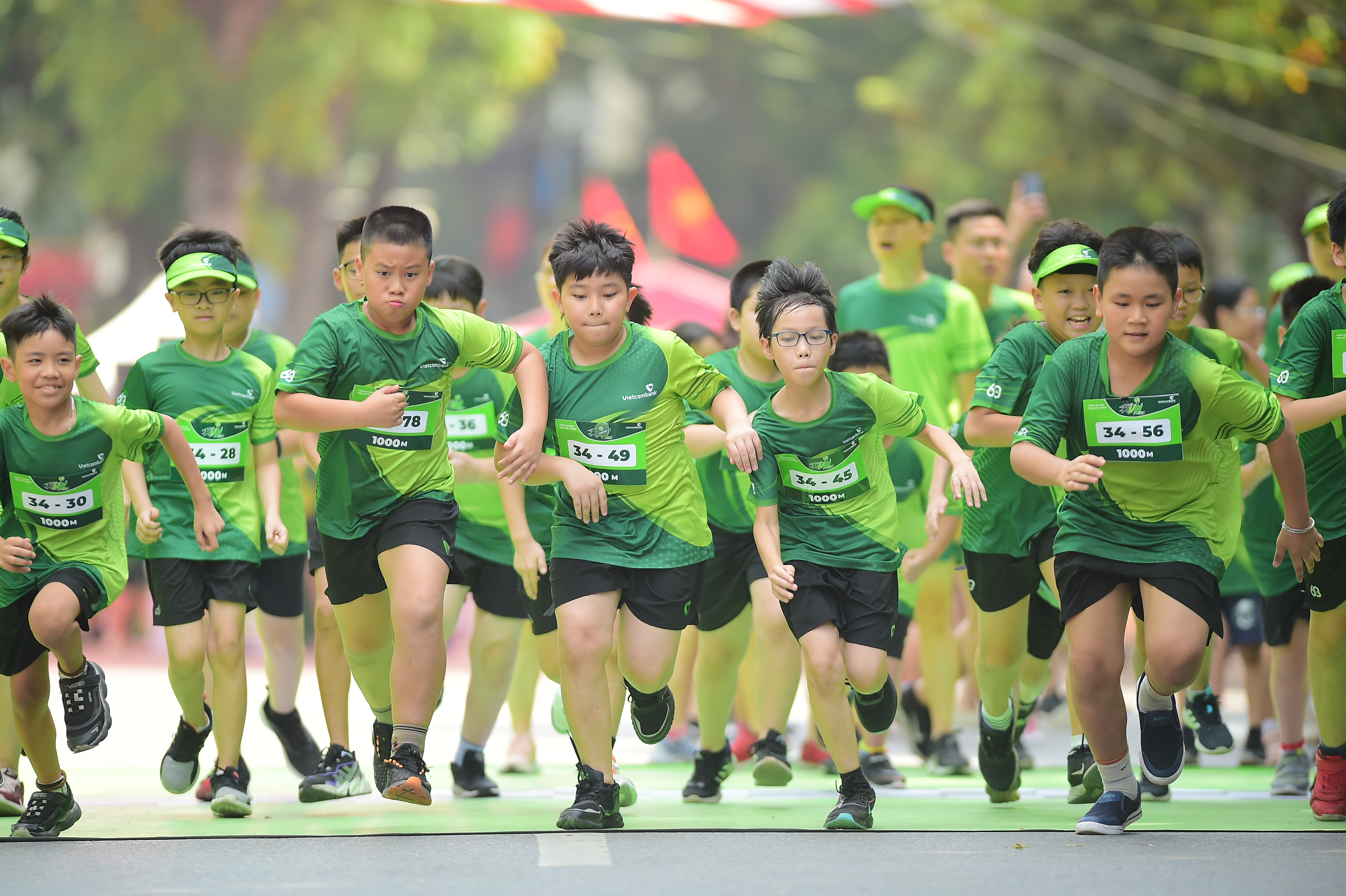 Giải chạy thu hút hơn 2.000 vận động viên nhí hào hứng tranh tài ngay từ phút khởi đầu ở tất cả 37 đường chạy.