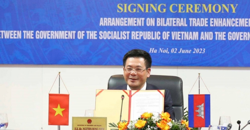 Vietnam & Cambodia sign agreement on boosting bilateral trade