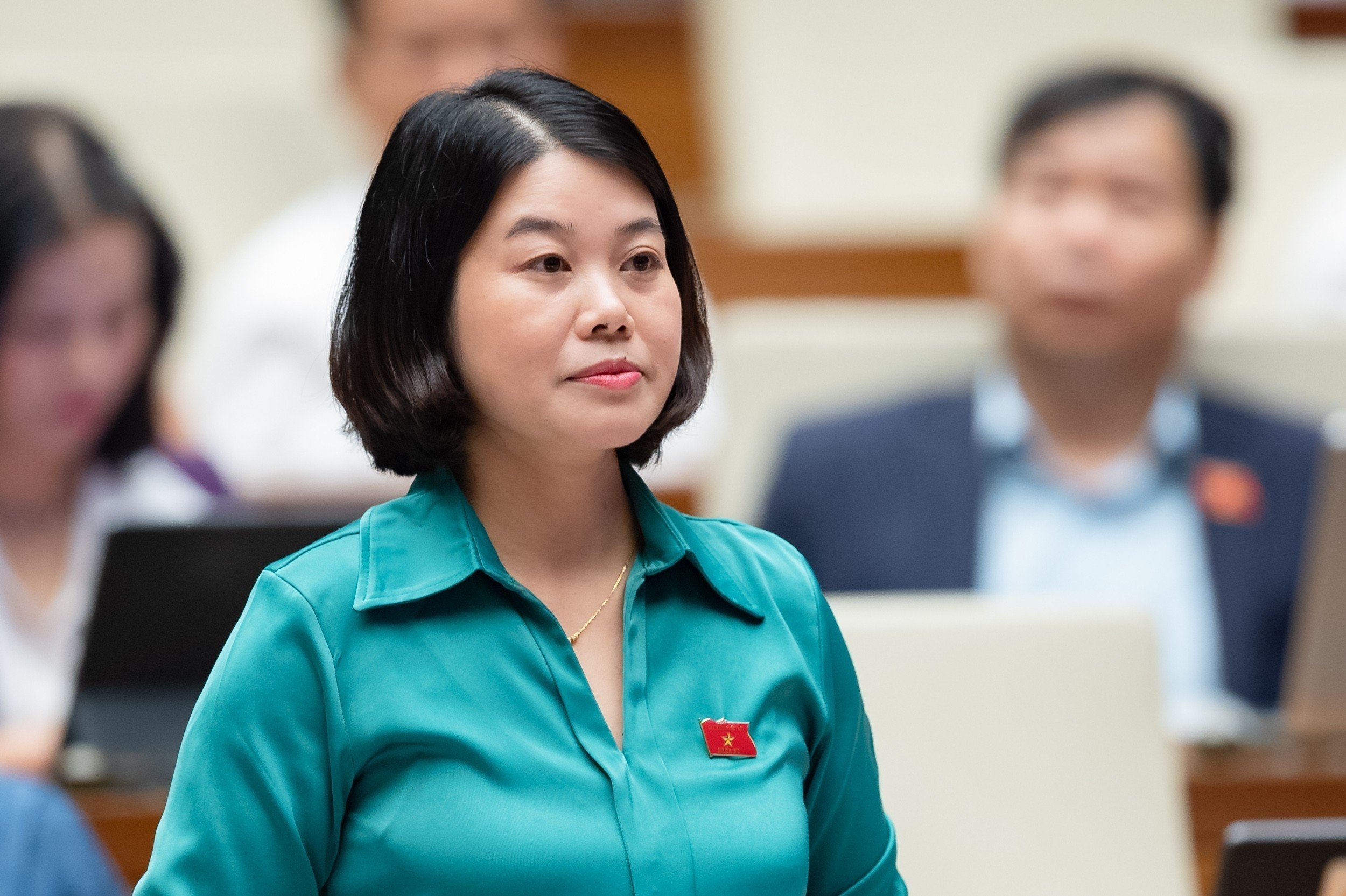 Đại biểu Nguyễn Thị Huế (Bắc Kạn) đề nghị Bộ trưởng Bộ Giao thông vận tải đưa ra giải pháp khắc phục tai nạn do xe kinh doanh vận tải gây ra - Ảnh: Quochoi.vn.