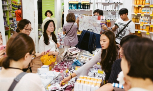 Xu hướng “quẹt thẻ” mua sắm mạnh tay của du khách Hàn Quốc