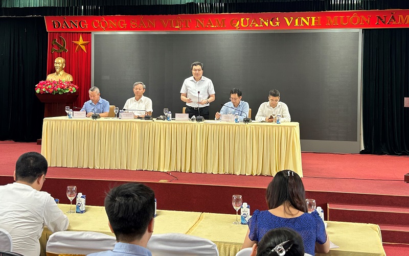 &Ocirc;ng Trần Việt H&ograve;a trao đổi th&ocirc;ng tin với b&aacute;o ch&iacute; về t&igrave;nh h&igrave;nh cung ứng điện.