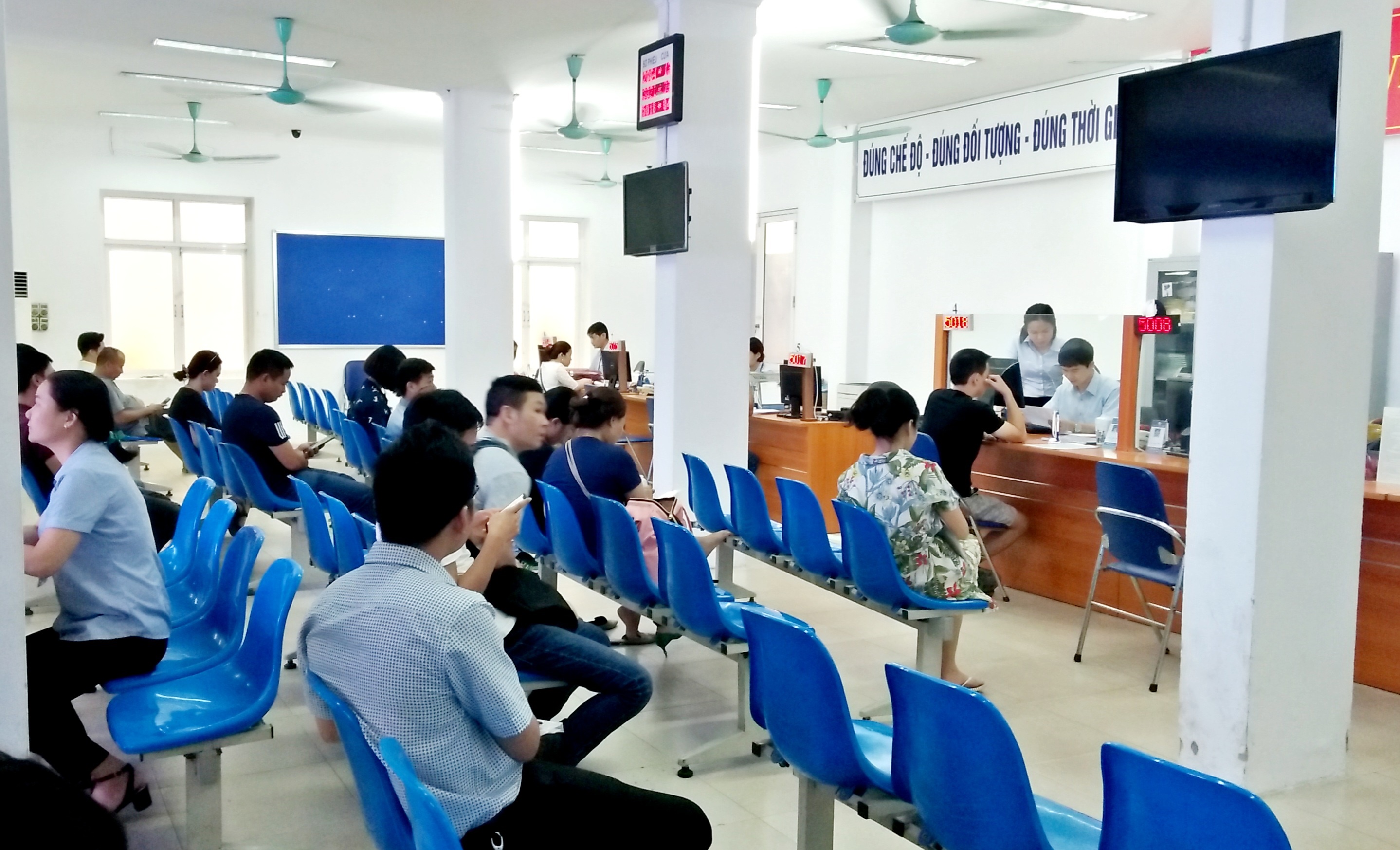 Nhiều lao động lựa chọn nhận trợ cấp thất nghiệp trong khi tìm được công việc mới. Ảnh - N.Dương.
