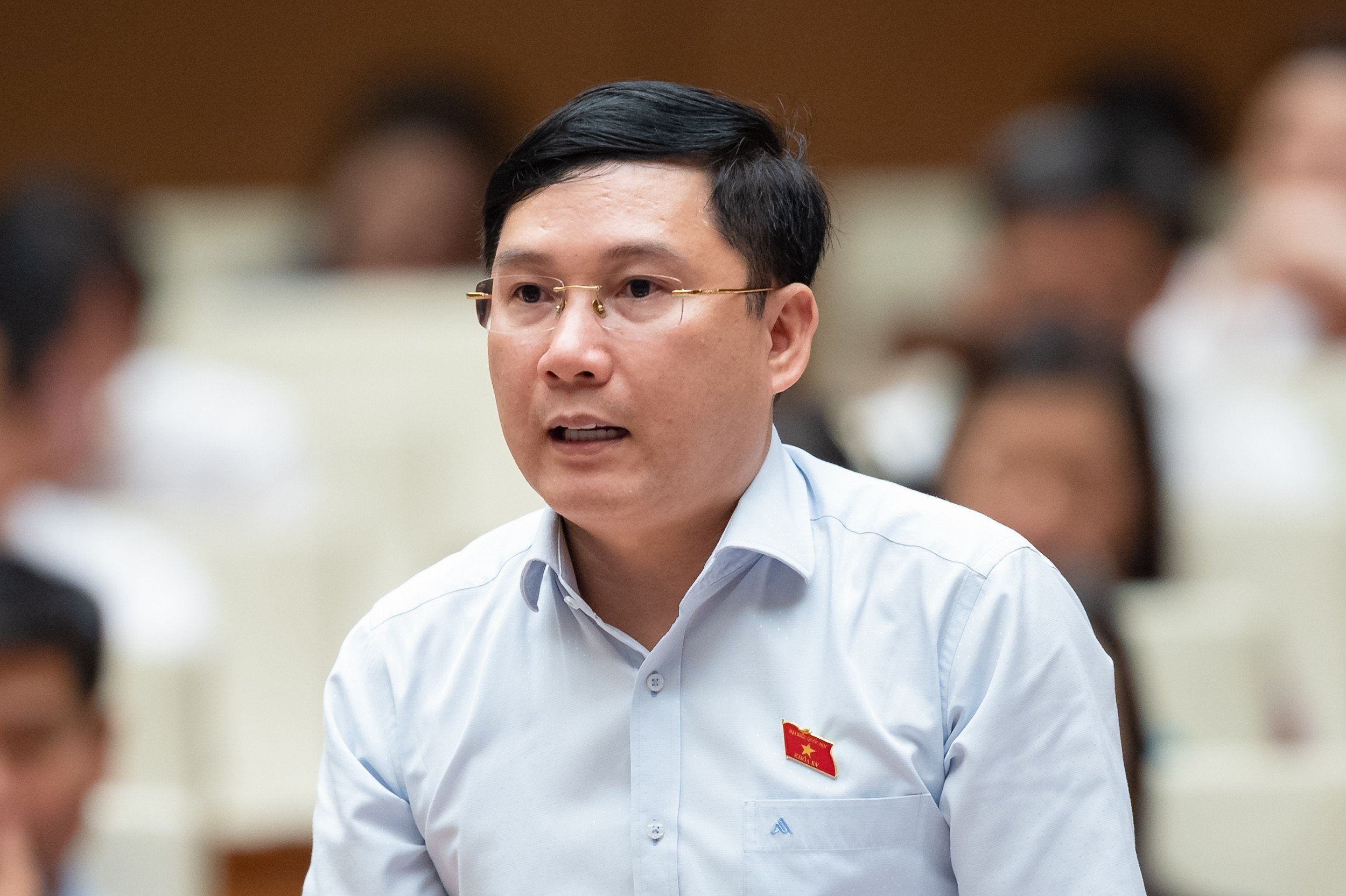 Đại biểu L&ecirc; Ho&agrave;ng Anh, Đo&agrave;n Đại biểu Quốc hội tỉnh Gia Lai đề nghị Bộ trưởng Bộ Giao th&ocirc;ng vận tải n&ecirc;u r&otilde; lộ tr&igrave;nh cụ thể.