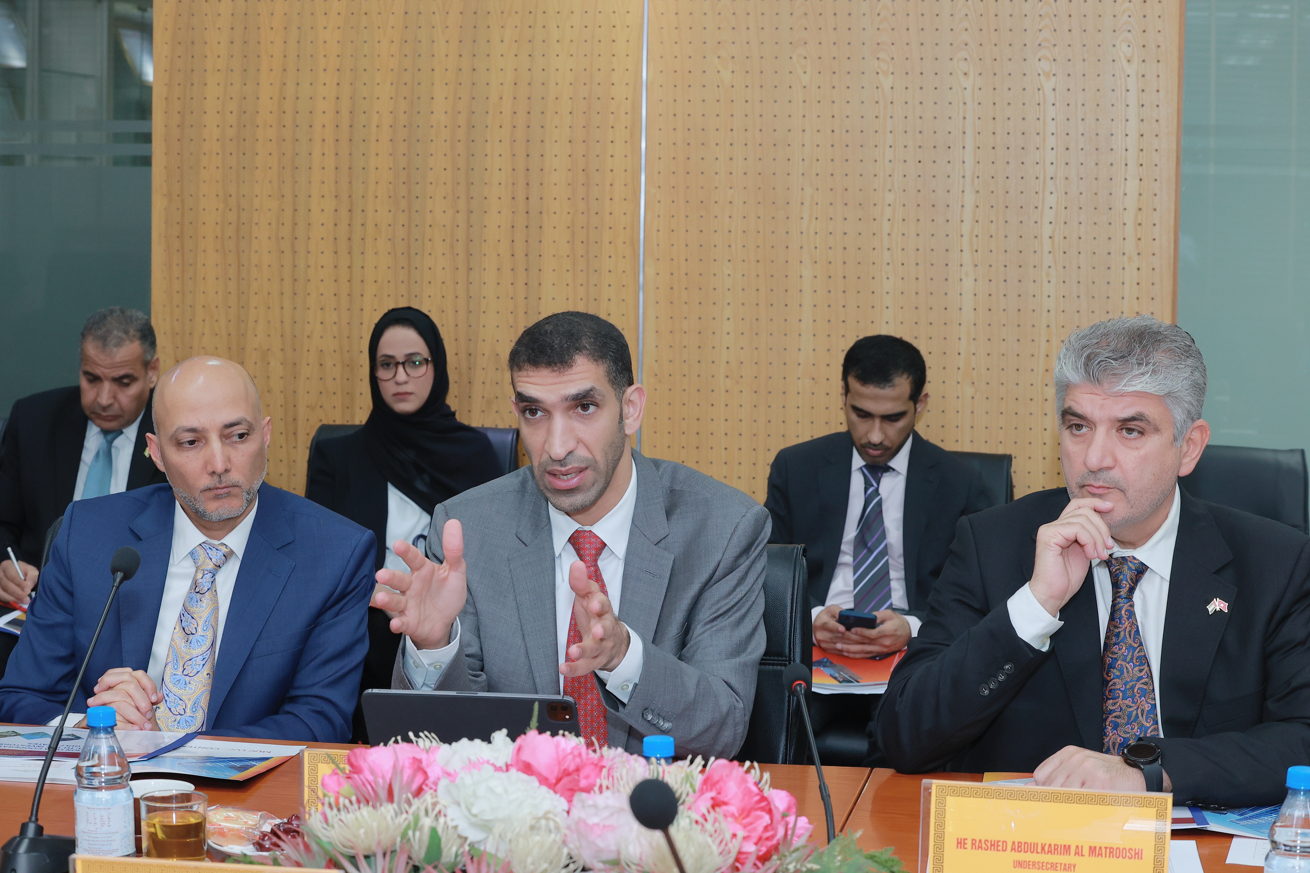 Tiến sĩ Thani bin Ahmed Al Zeyoudi, Quốc vụ khanh phụ tr&aacute;ch Thương mại Quốc tế, Bộ Ngoại thương UAE chia sẻ tại buổi l&agrave;m việc với SCIC.