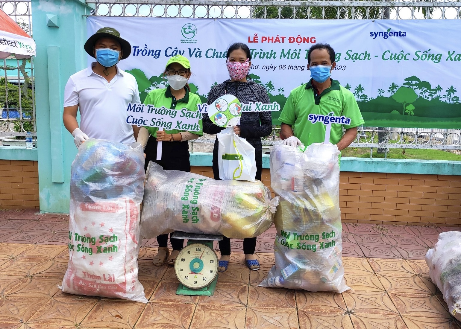 Thu gom vỏ bao, vỏ chai thuốc bảo vệ thực vật để l&agrave;m sạch m&ocirc;i trường.