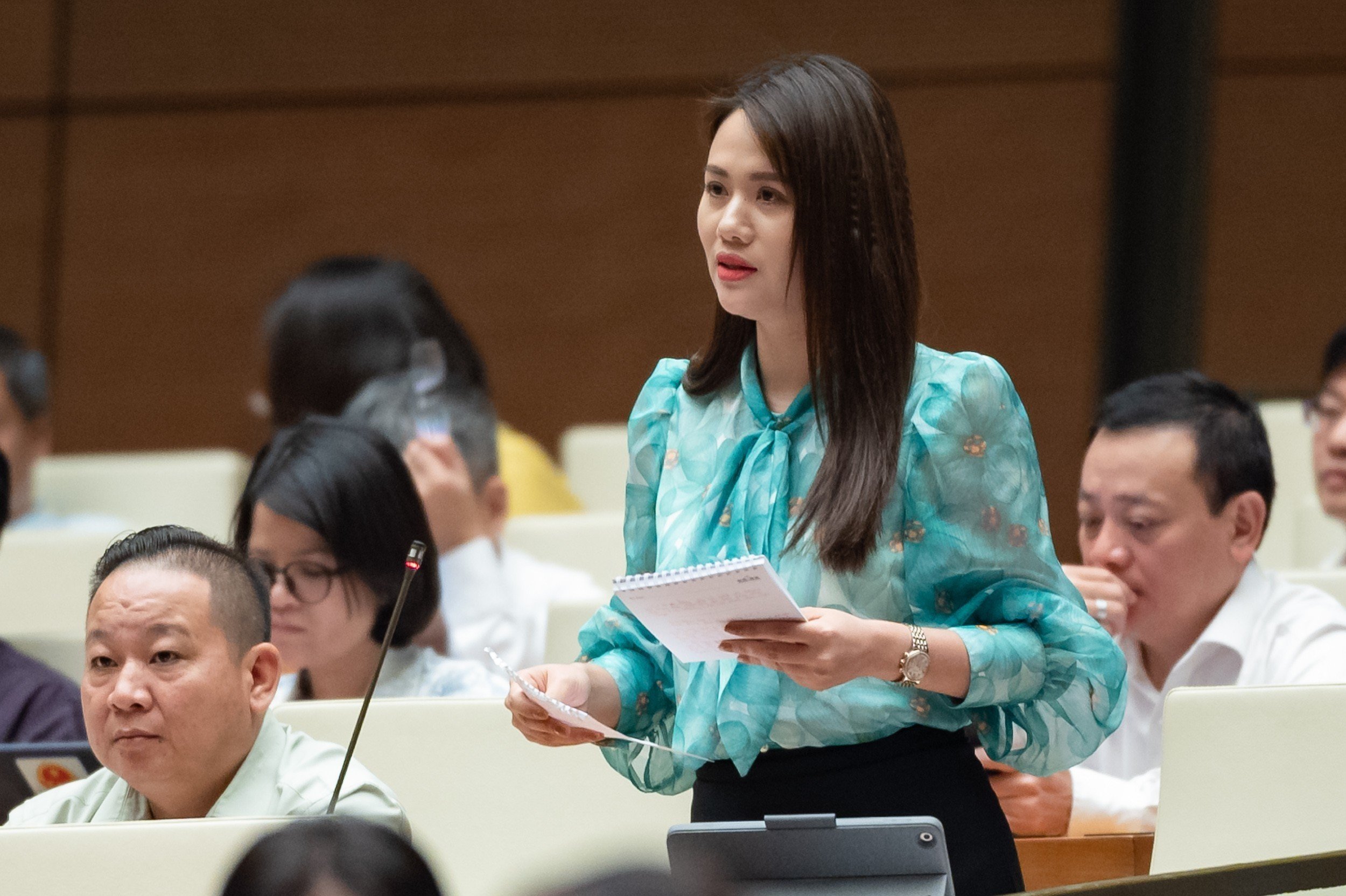 Đại biểu Vương Thị Hương tại phi&ecirc;n chất vấn&nbsp; - Ảnh: Quochoi.vn