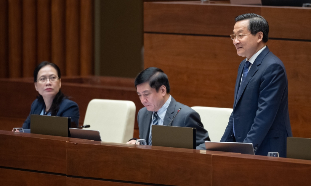 Phó Thủ tướng Lê Minh Khái trả lời chất vấn của đại biểu Quốc hội sáng ngày 8/6 - Ảnh: Quochoi.vn