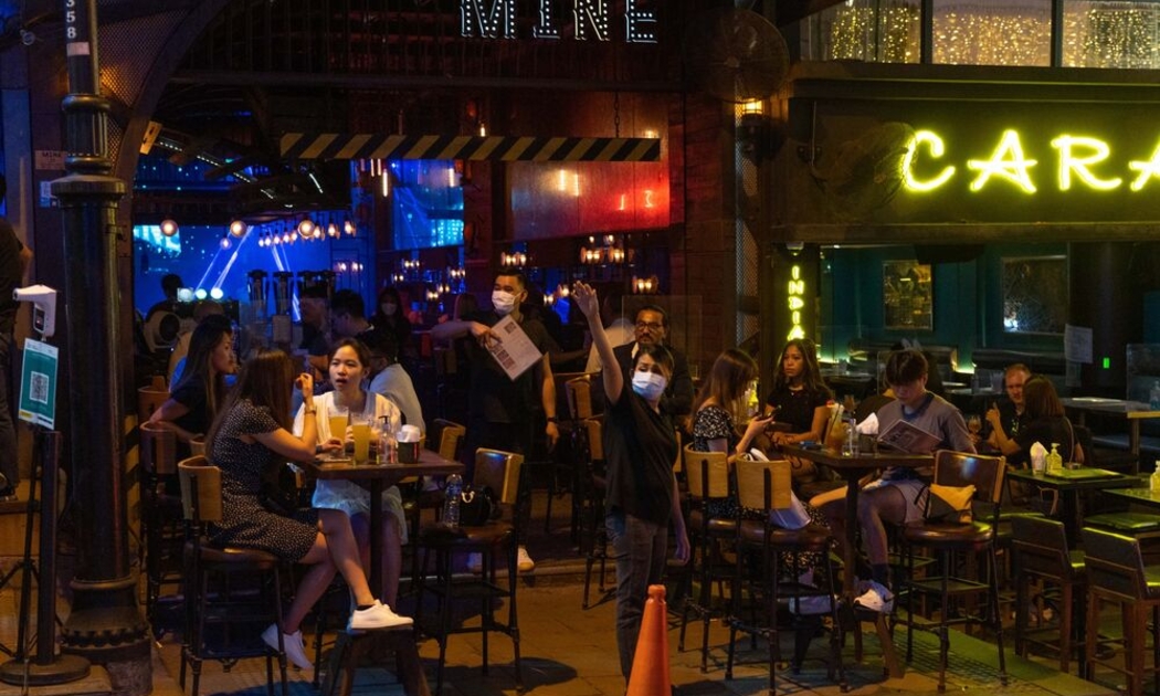 Khách hàng bên ngoài các nhà hàng ở khu Lan Kwai Fong, Hồng Kông - Ảnh: Bloomberg
