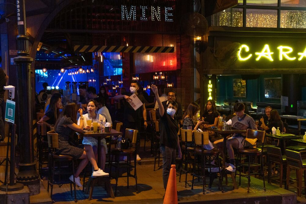 Khách hàng bên ngoài các nhà hàng ở khu Lan Kwai Fong, Hồng Kông - Ảnh: Bloomberg